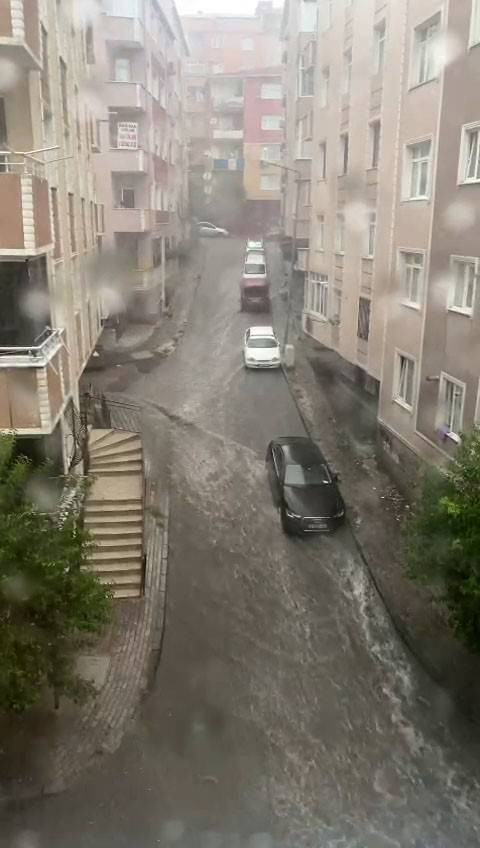 İstanbul'da sağanak hayatı felç etti! Araçlar sular altında kaldı - Resim: 47